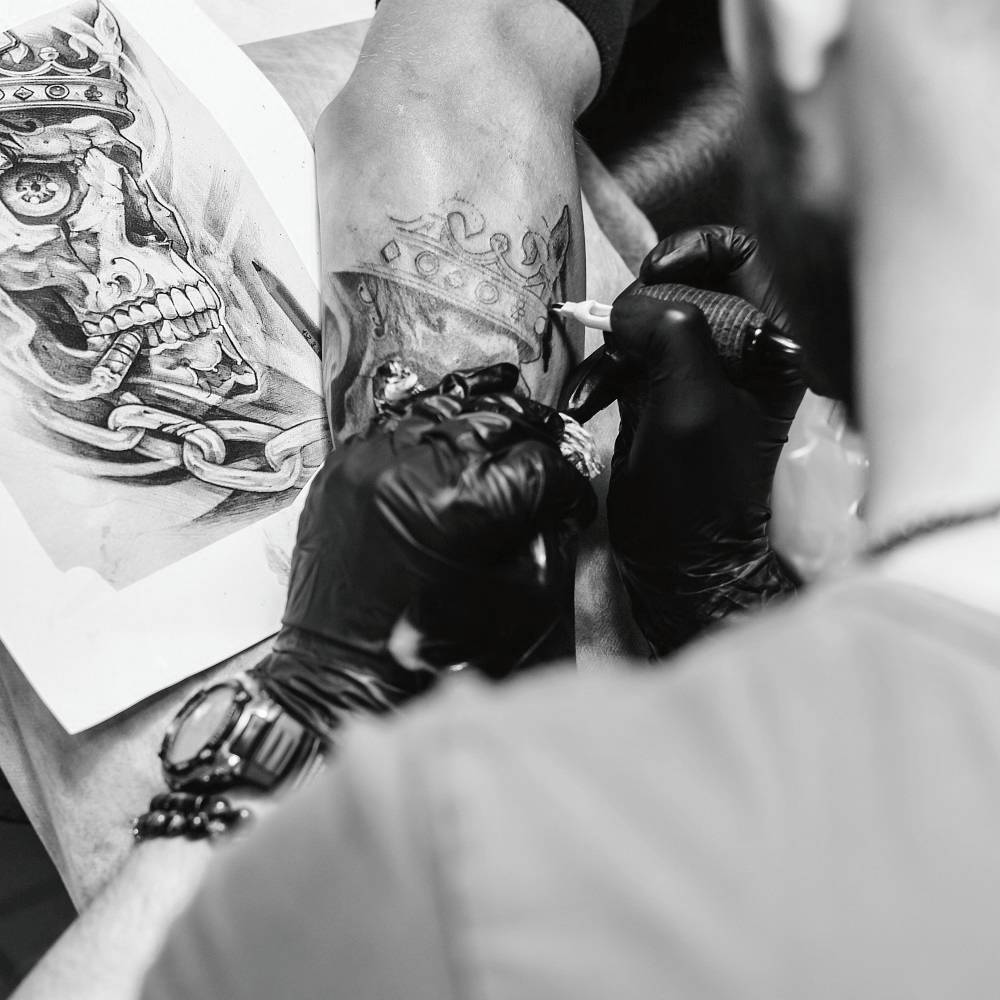 37-master-making-tattoo-with-iron.jpg