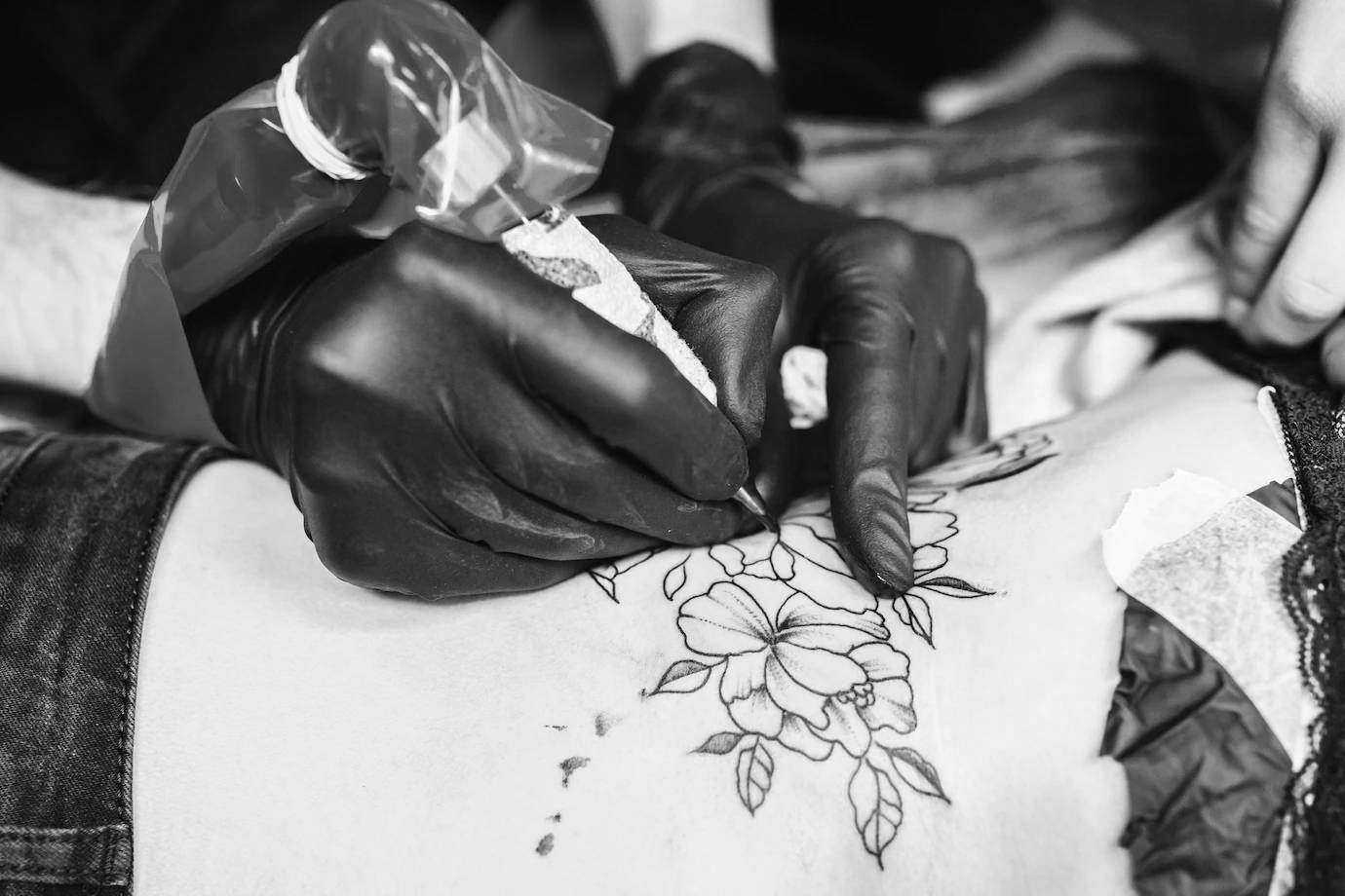 68-hands-making-tattoo-with-machine23-2147833984.jpg