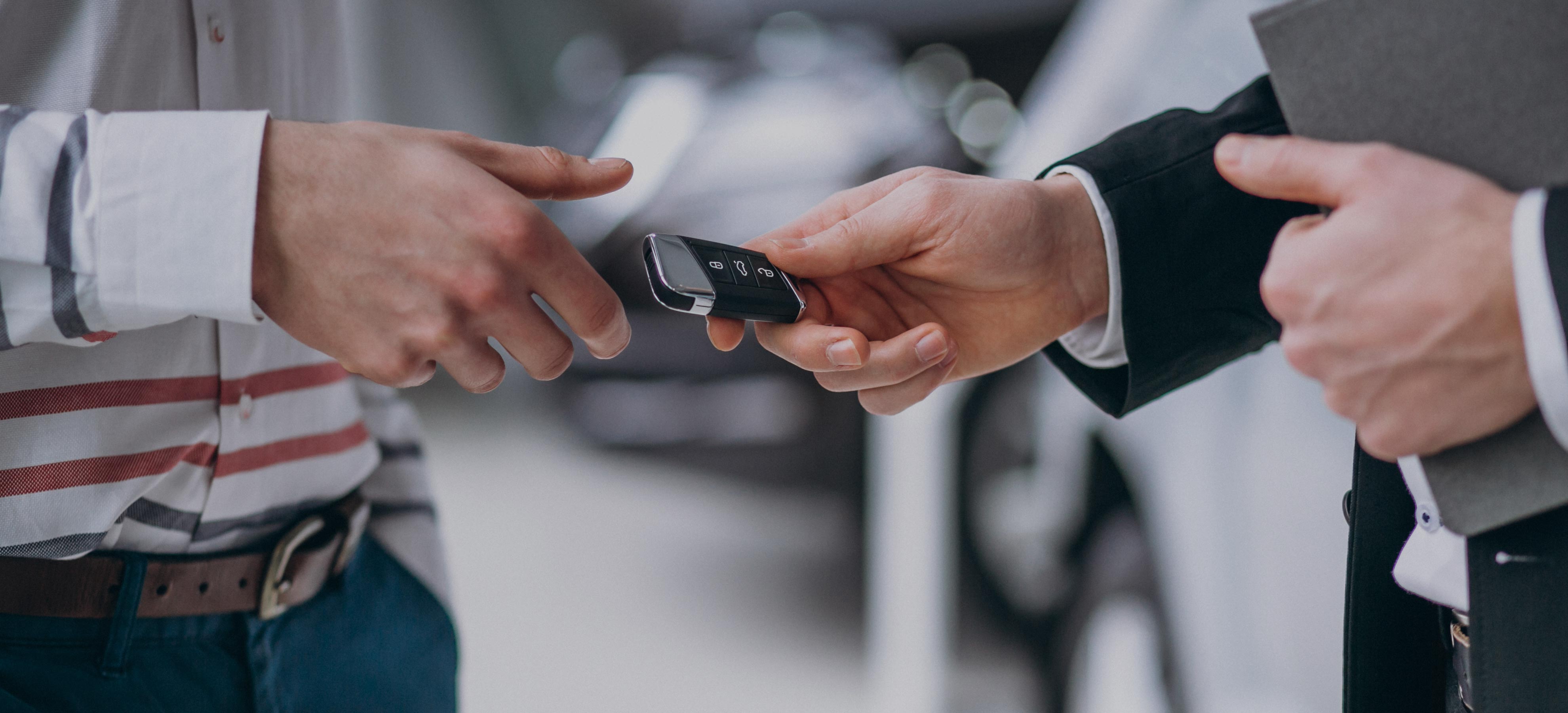 003960180024-female-hands-close-up-with-car-keys-02.jpg