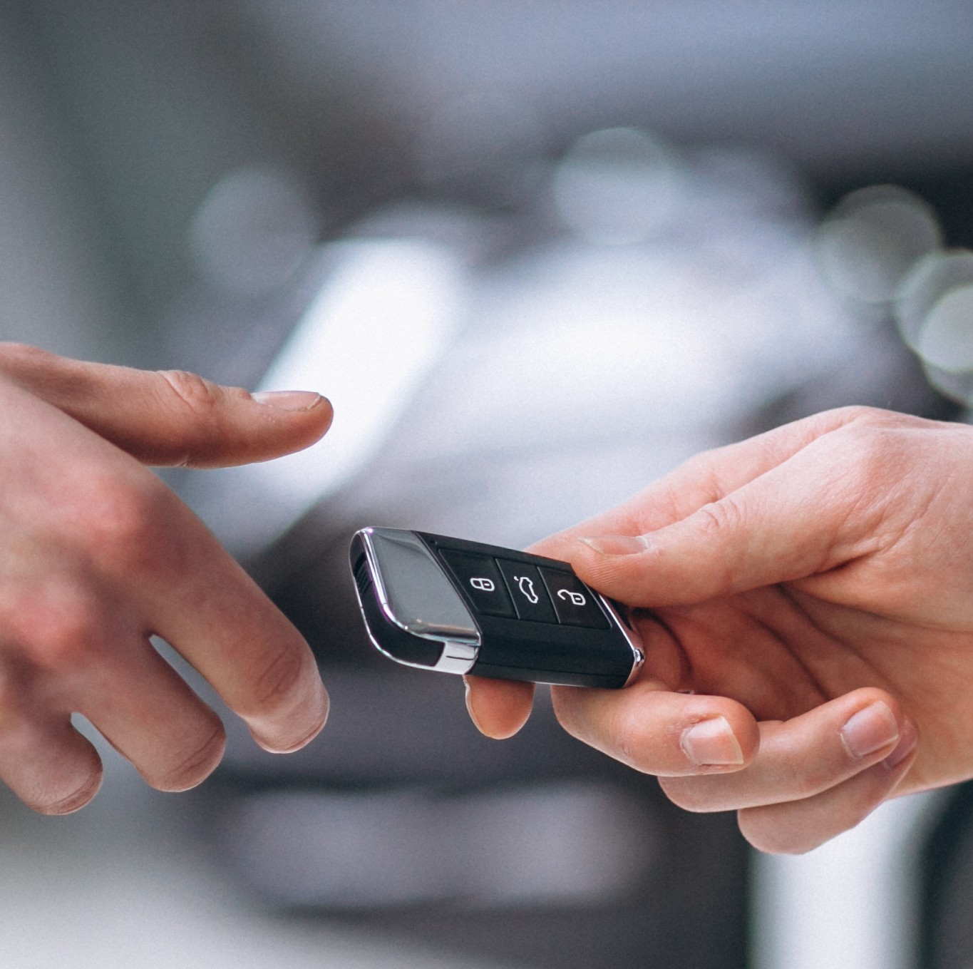 113201365135972-female-hands-close-up-with-car-keys-16176942814811.jpg