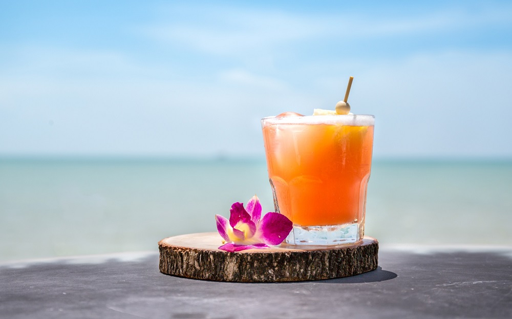 70-mai-tai-drink-beach-bar-close-up-alcoholic-drink.jpg