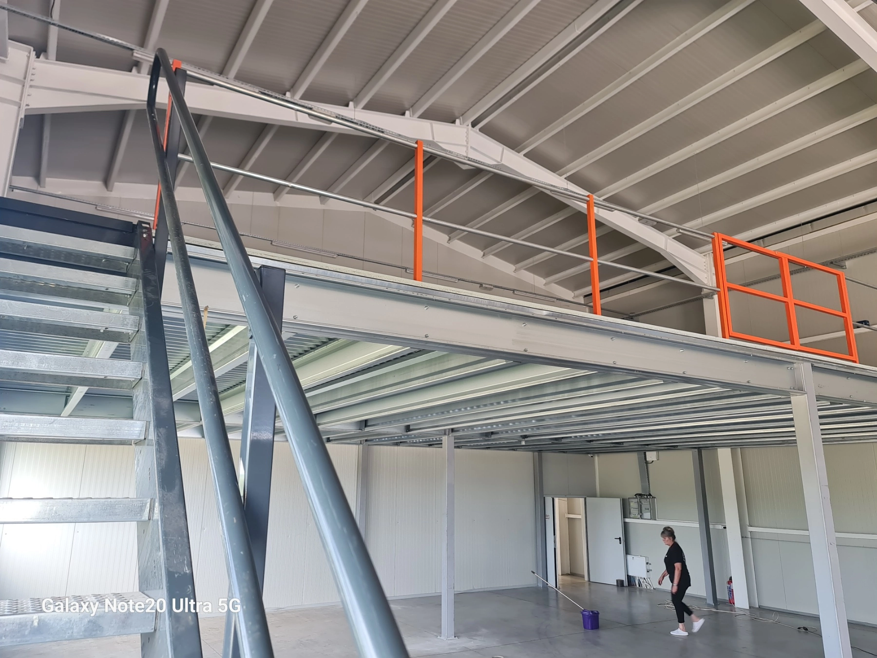 Многоетажни стелажи – оптимално решение за складиране на големи обеми