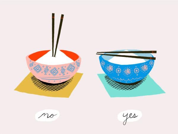 Защо не трябва да забиваме клечките в ориза?