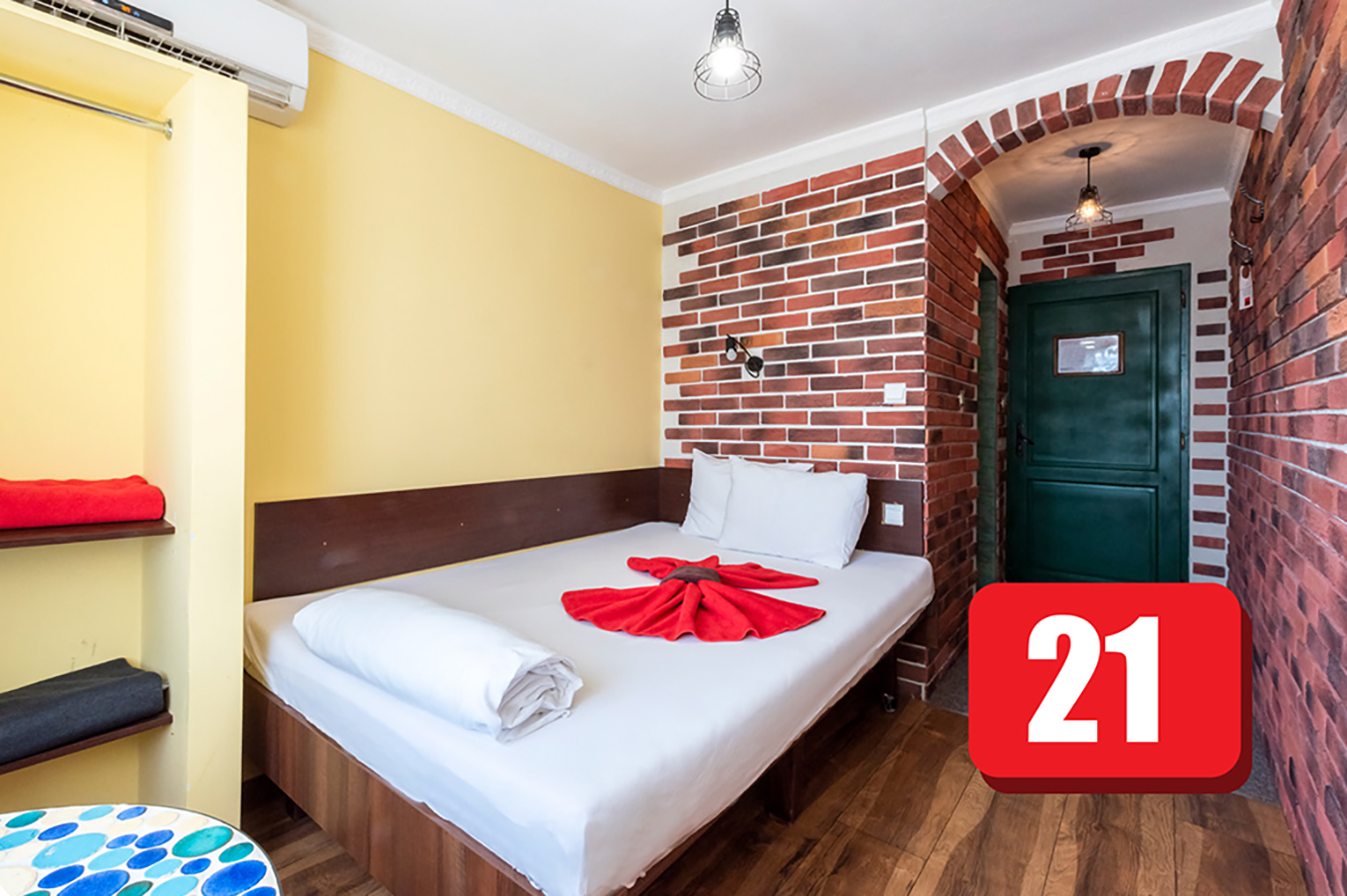 Single room with one single bed Number 21