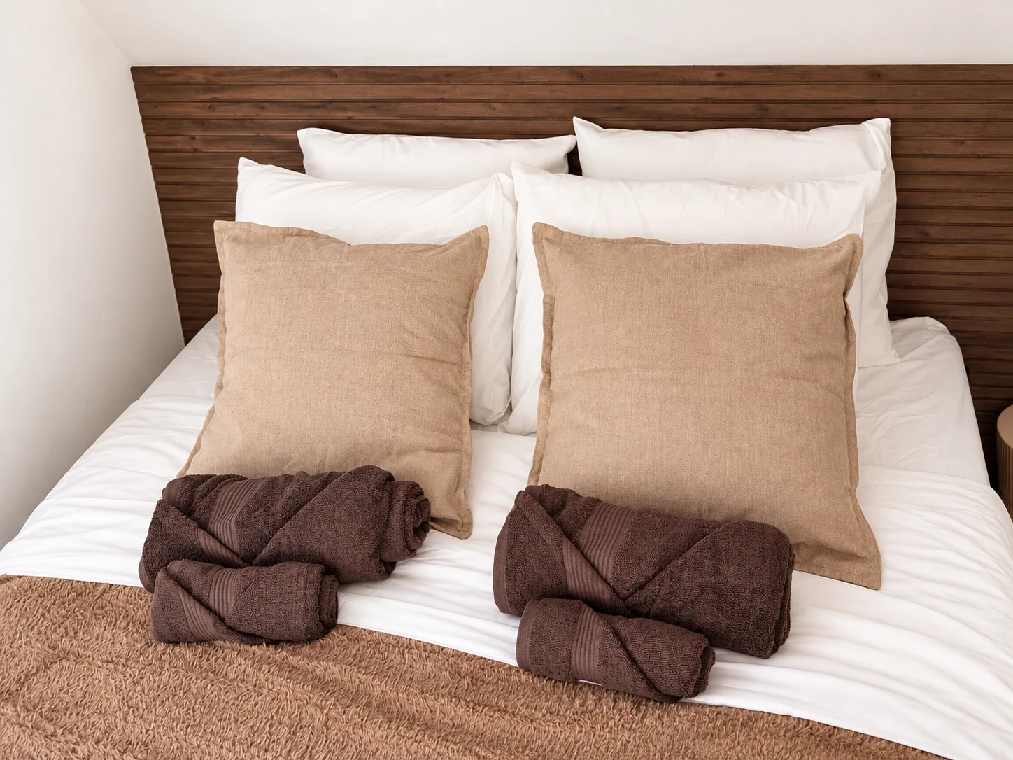 286-boutique-bedroom-with-warm-textured-linens-3-17917125606317.png