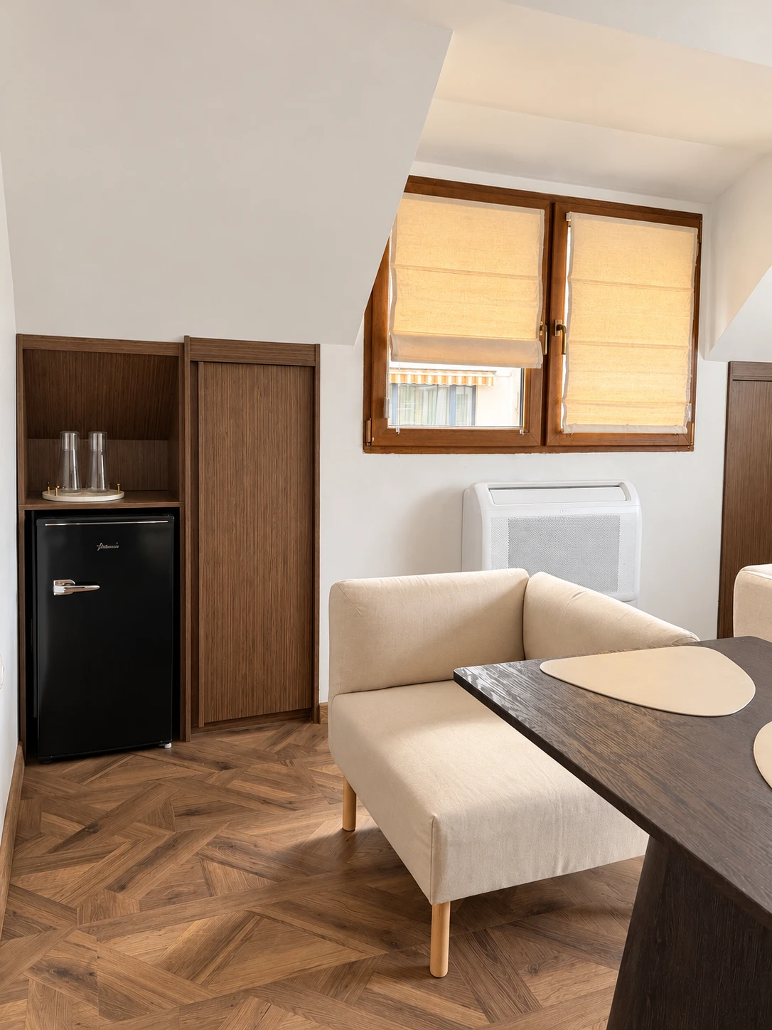 286-bright-dining-nook-with-retro-fridge-3-17917125603731.png
