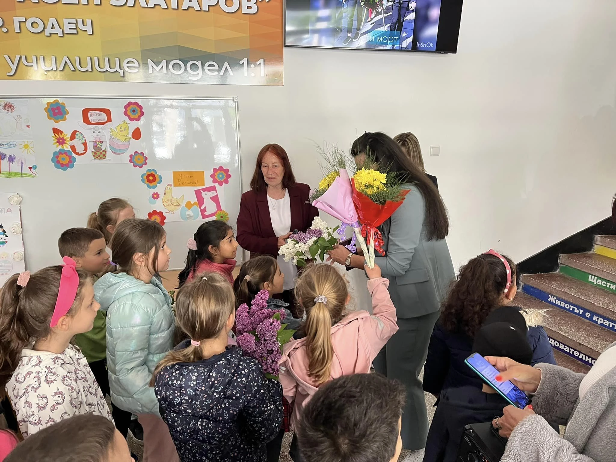 С цветя в ръка децата от подготвителната група на ДГ „Юрий Гагарин“ посетиха СУ "Проф. д-р Асен Златаров"
