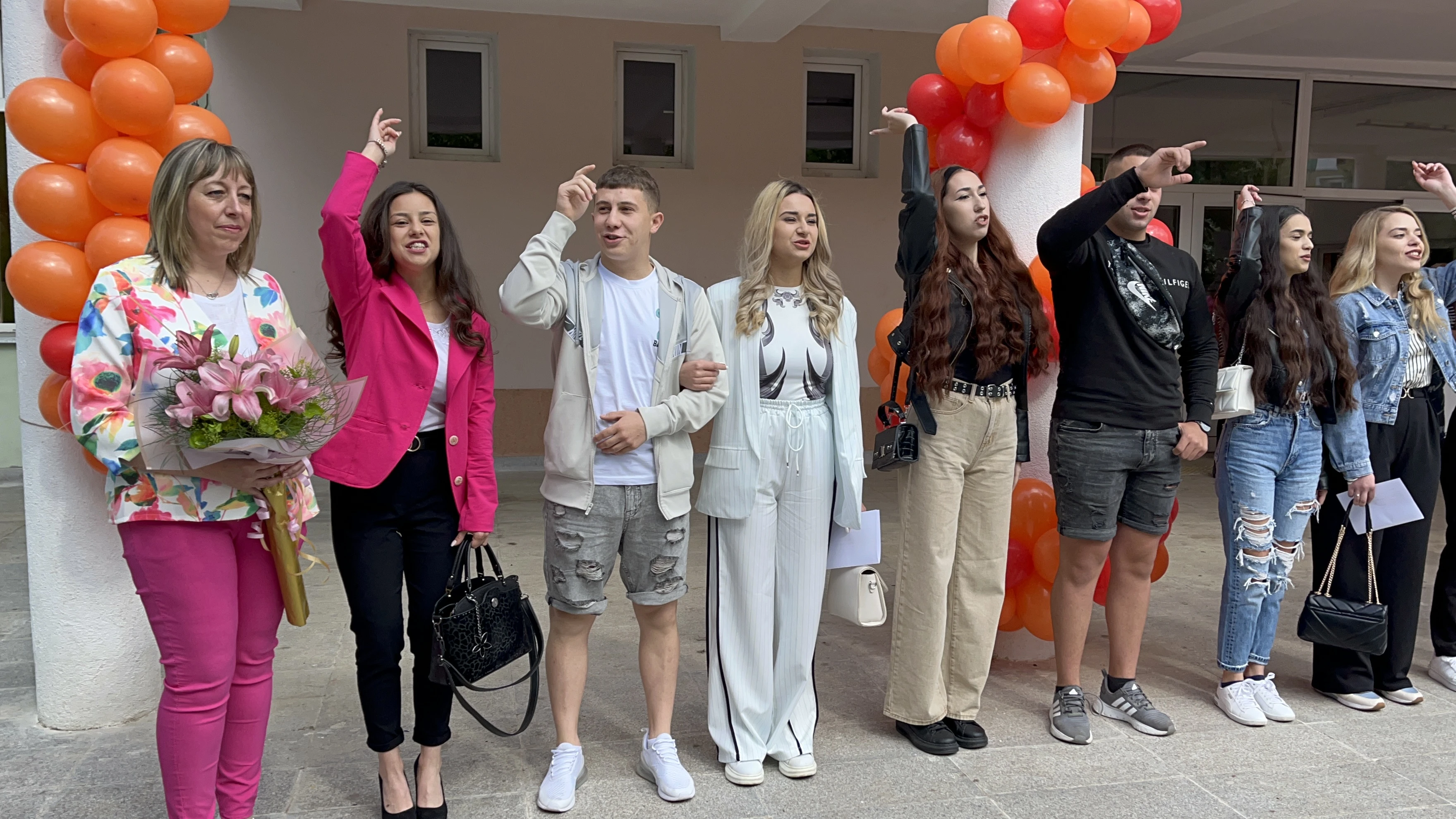 С песни и подаръци за спомен, СУ „Проф. д-р Асен Златаров“ вълнуващо изпрати учениците от 12. клас в последният им учебен ден.