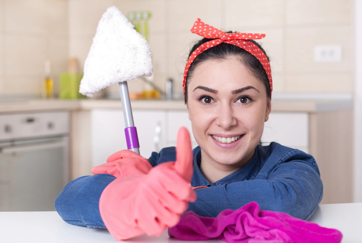 Усмихната жена чистач след основно почистване на професионална фирма за почистване в Пловдив