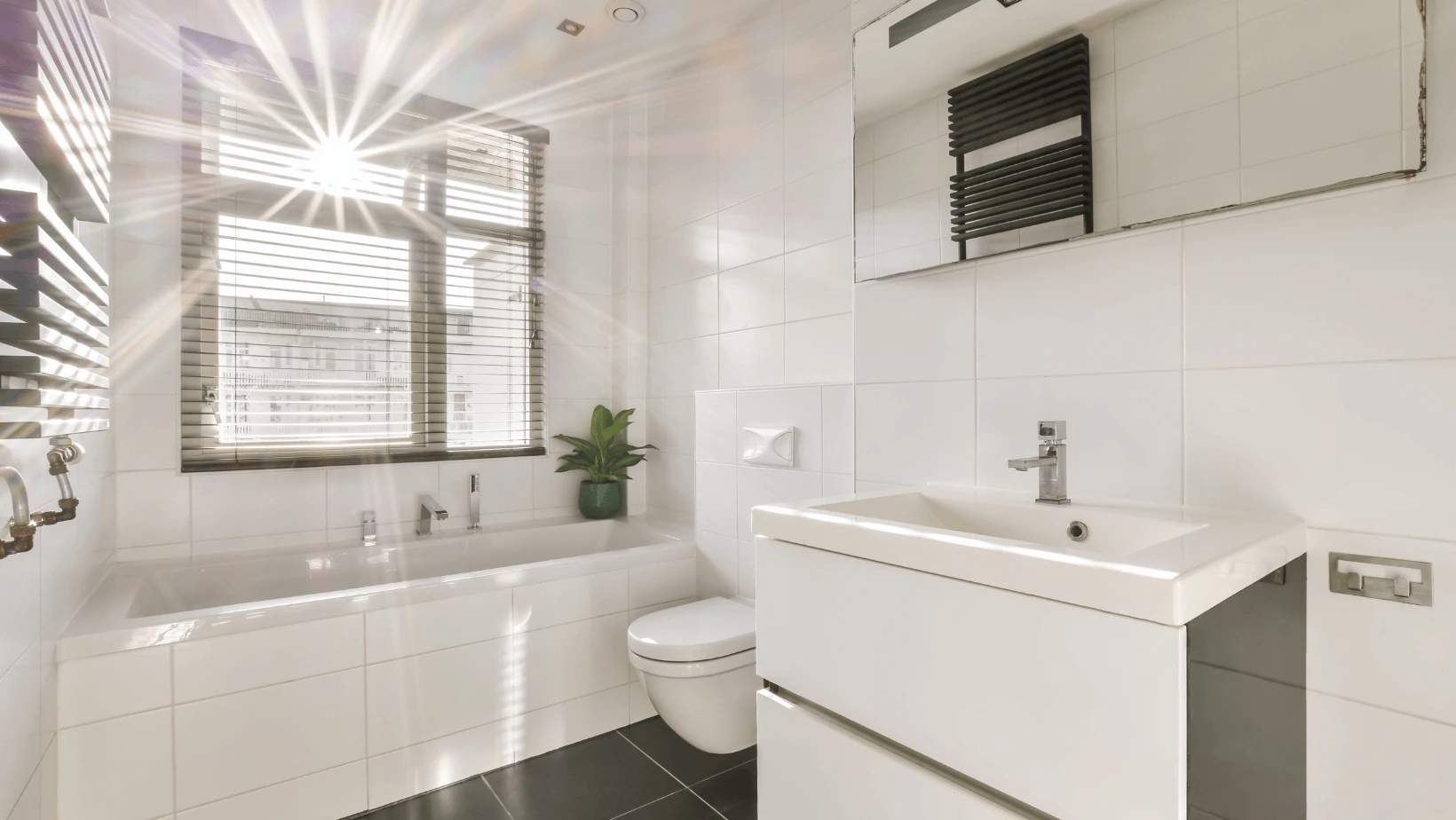 Искрящо чиста баня след основно почистване на апартамент в Пловдив