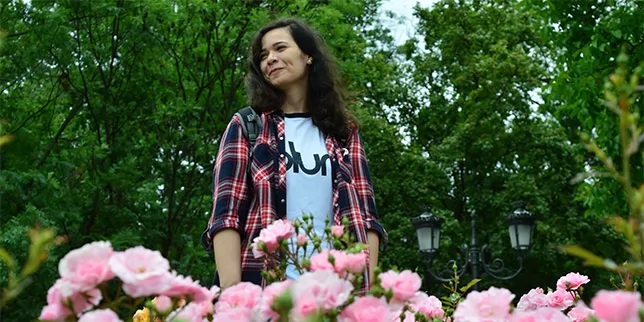 На 25 с поглед напред