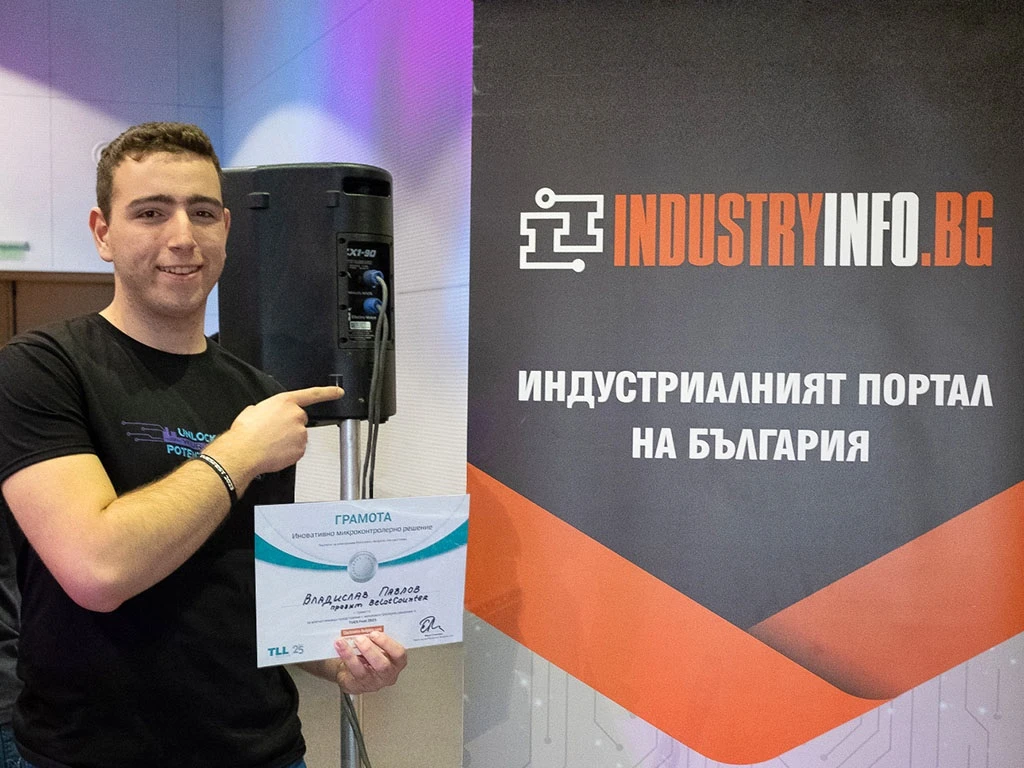Награденият Владислав Павлов от 12В клас с проекта "Автоматизиран брояч на карти BelotCounter"