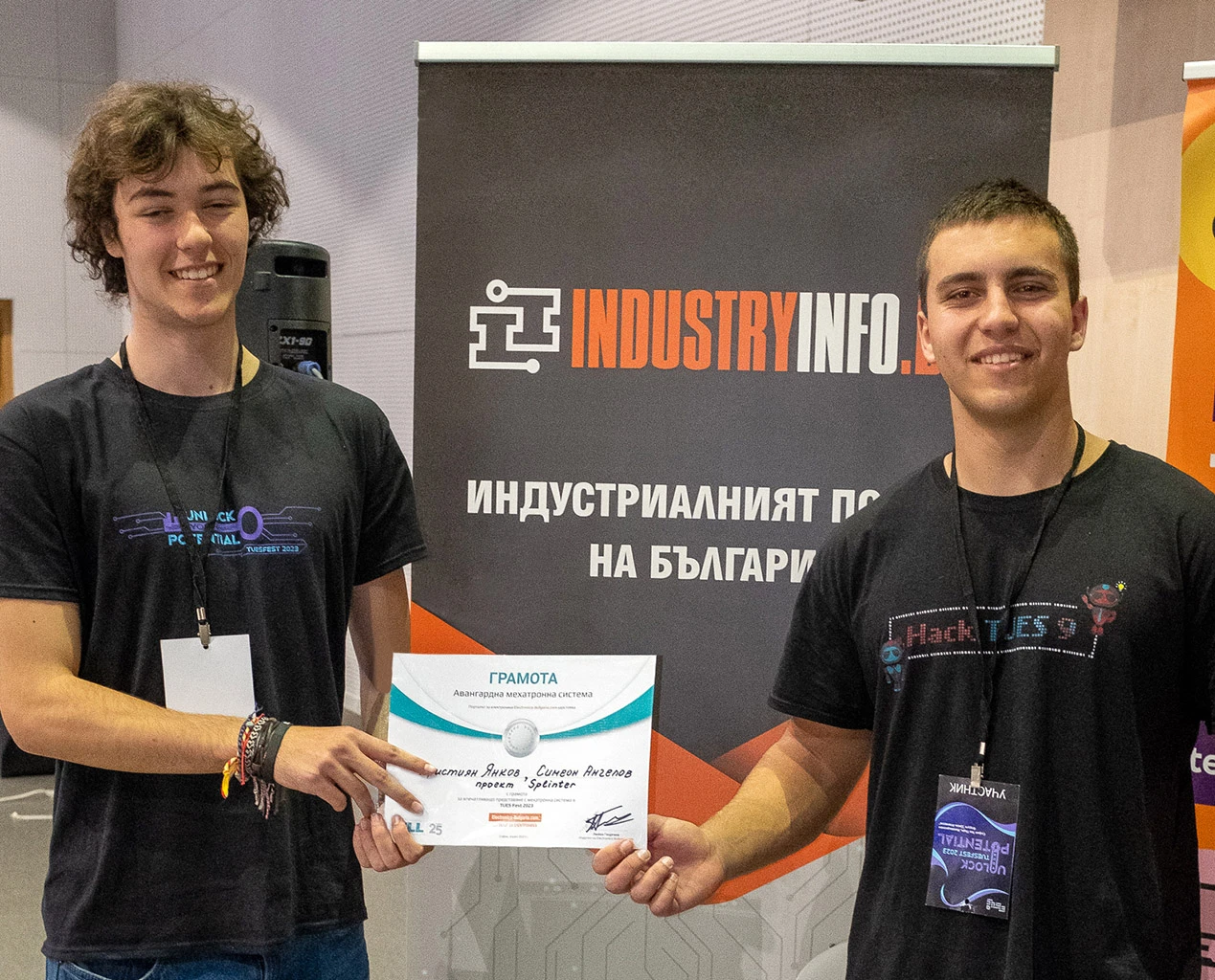Носителите на наградата за авангардна мехатронна система – Кристиян Янков и Симеон Ангелов от 11А клас