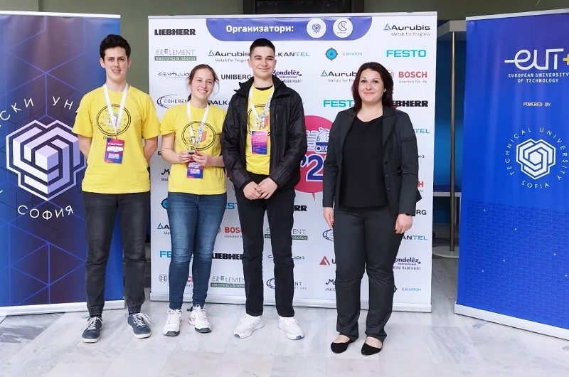 Носителите на Специалната награда на Robotics-Bulgaria.com - отбор "RoboCubes++"