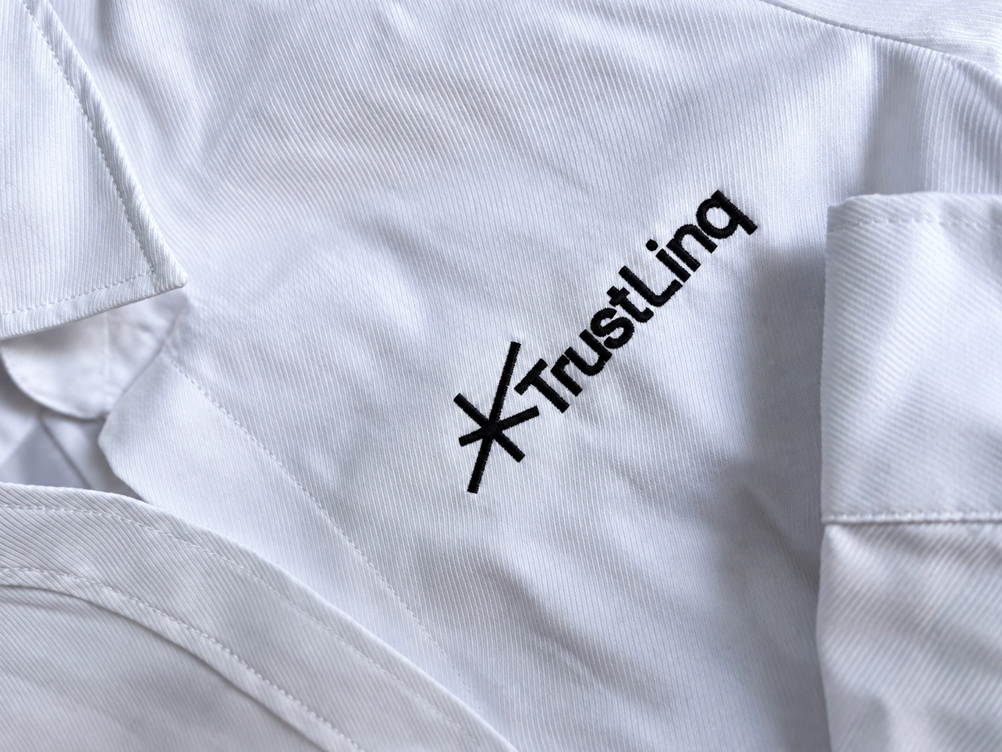 438-trustlinq-embroidered-shirt-close-up-17916337558679.png