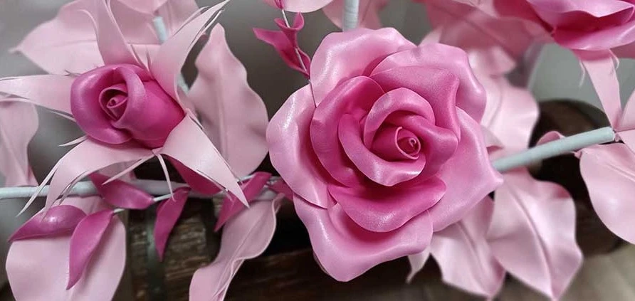 стоящи светещи цветя, черно и златно