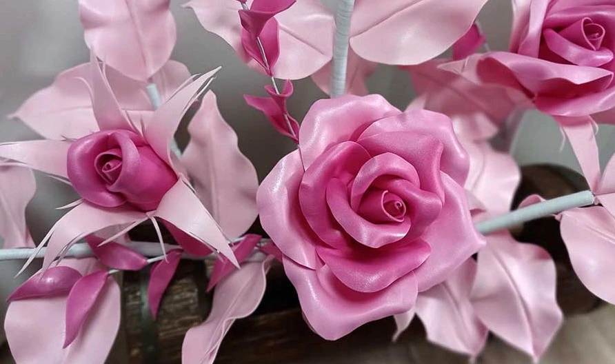 стоящи светещи цветя, черно и златно