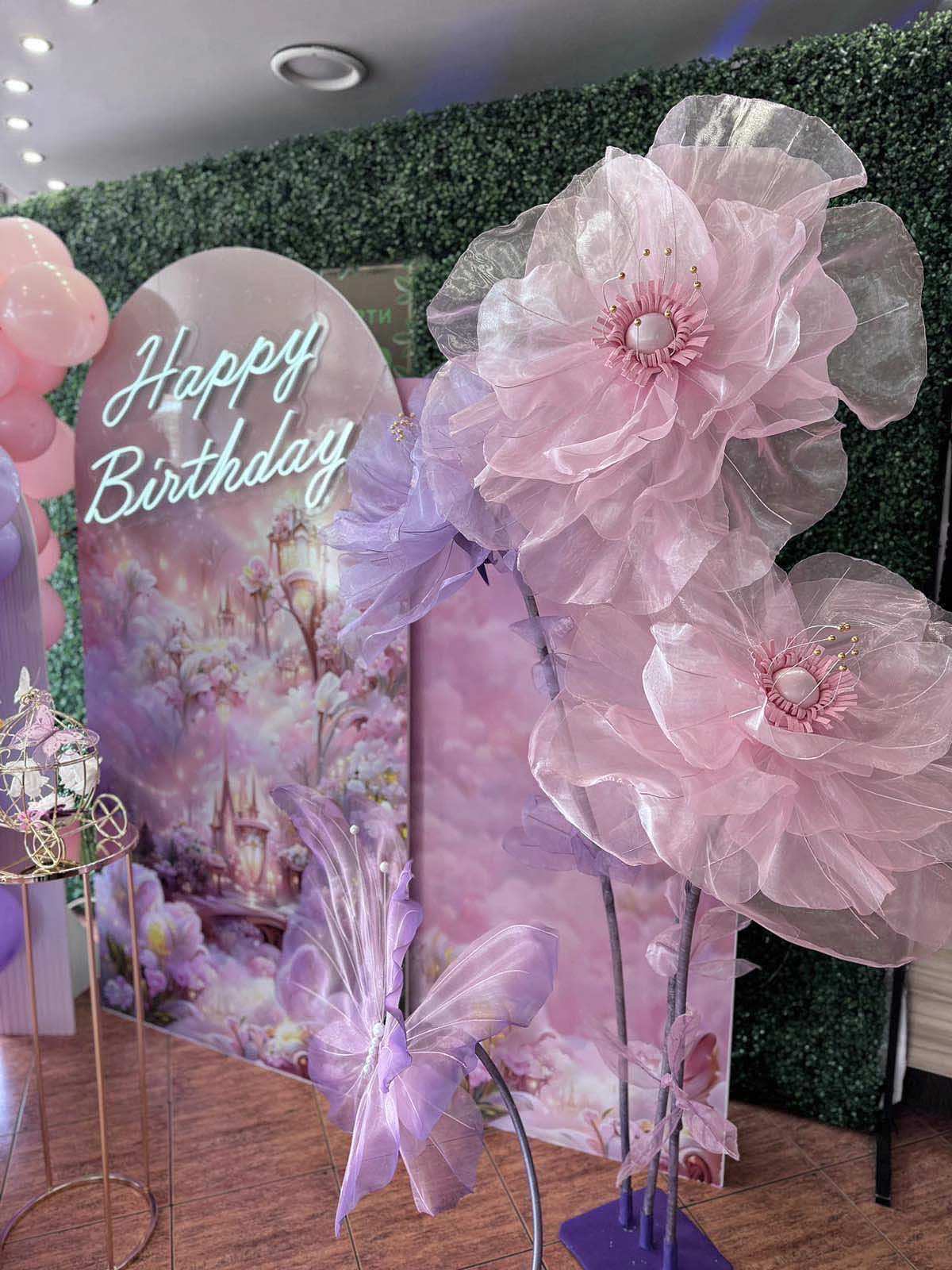 цветя от органза , икзработени за DK Party Decorations , снимката е предоставена от тях 217-img-e4ca595c44e30f22637bd6161d987ef3-v-17230341443233.jpg