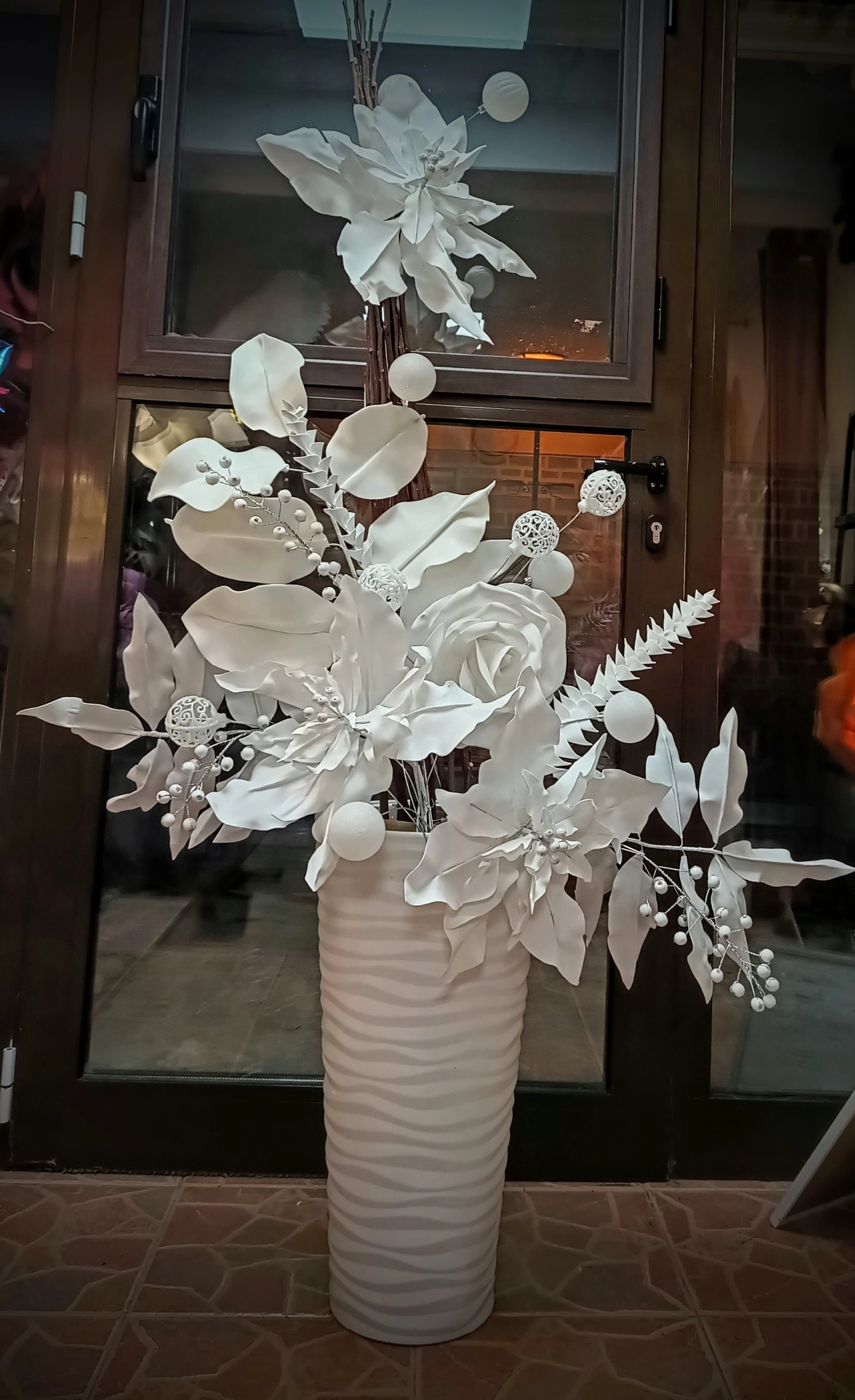 Коледен букет в бяло и сребро 217-img20231112182002723hdr2-17056925418564.jpg