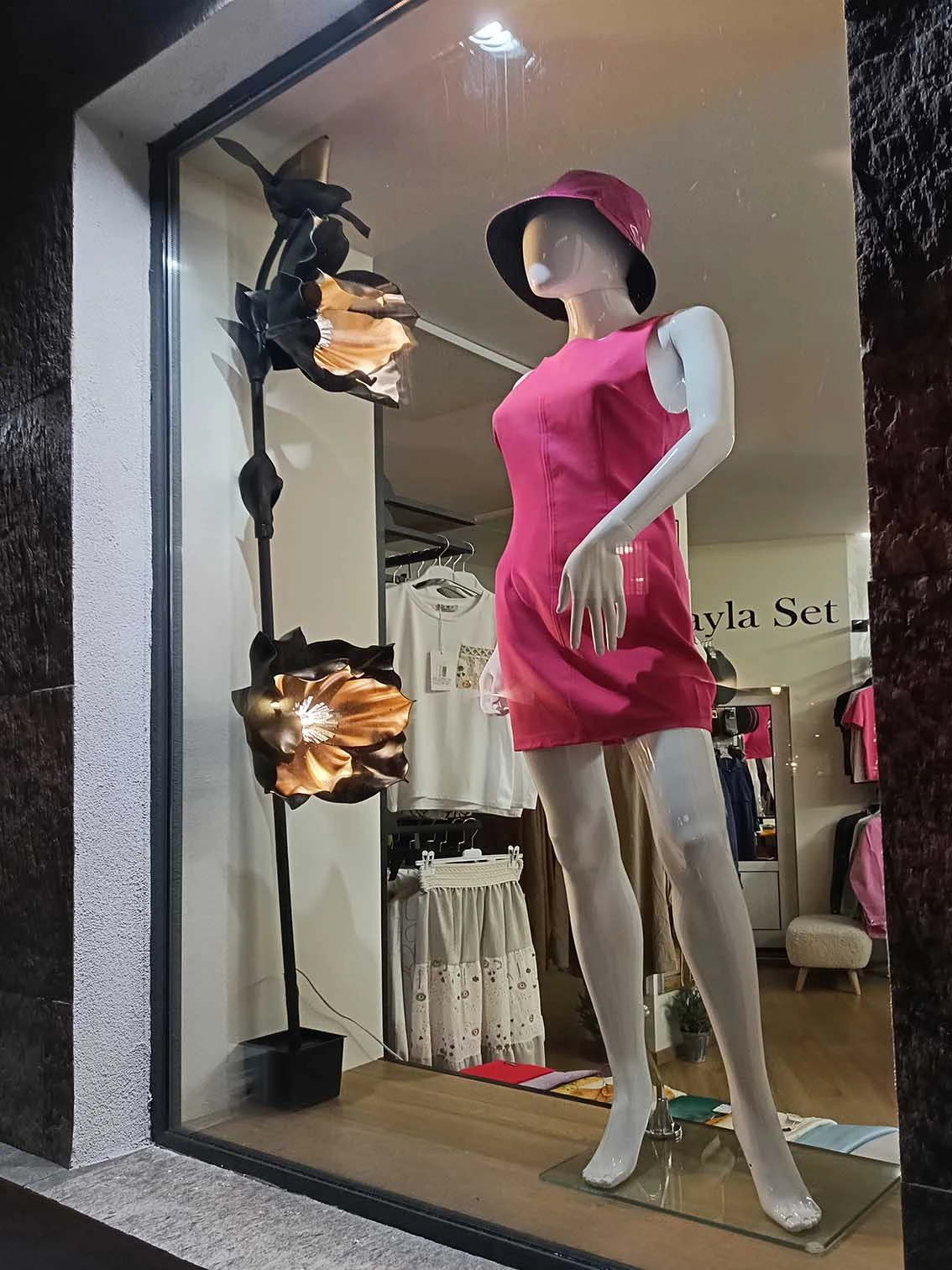 светещи цветя, витрина, магазин Daуla set, гр. Банско светещи цветя, витрина, магазин Daуla set, гр. Банско