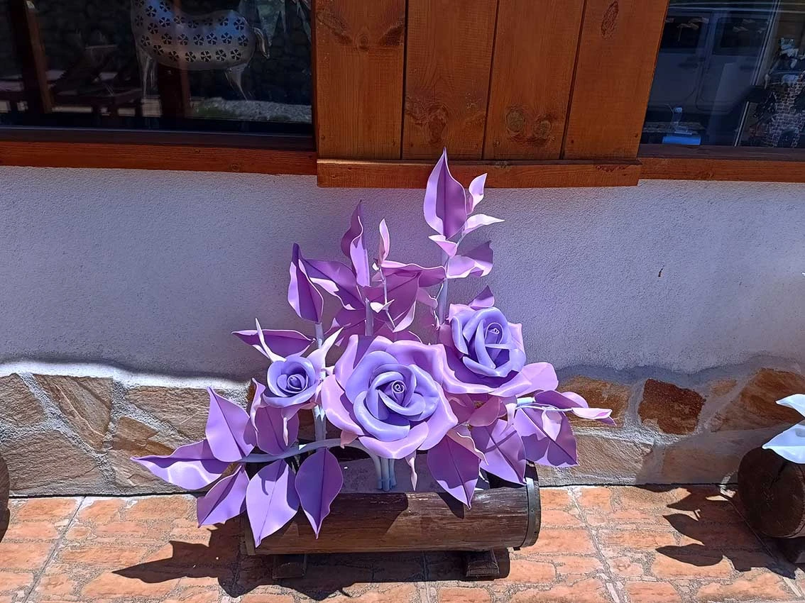 рози букет, за маса или кашпа размери на композицията  60х60 см рози букет, за маса или кашпа