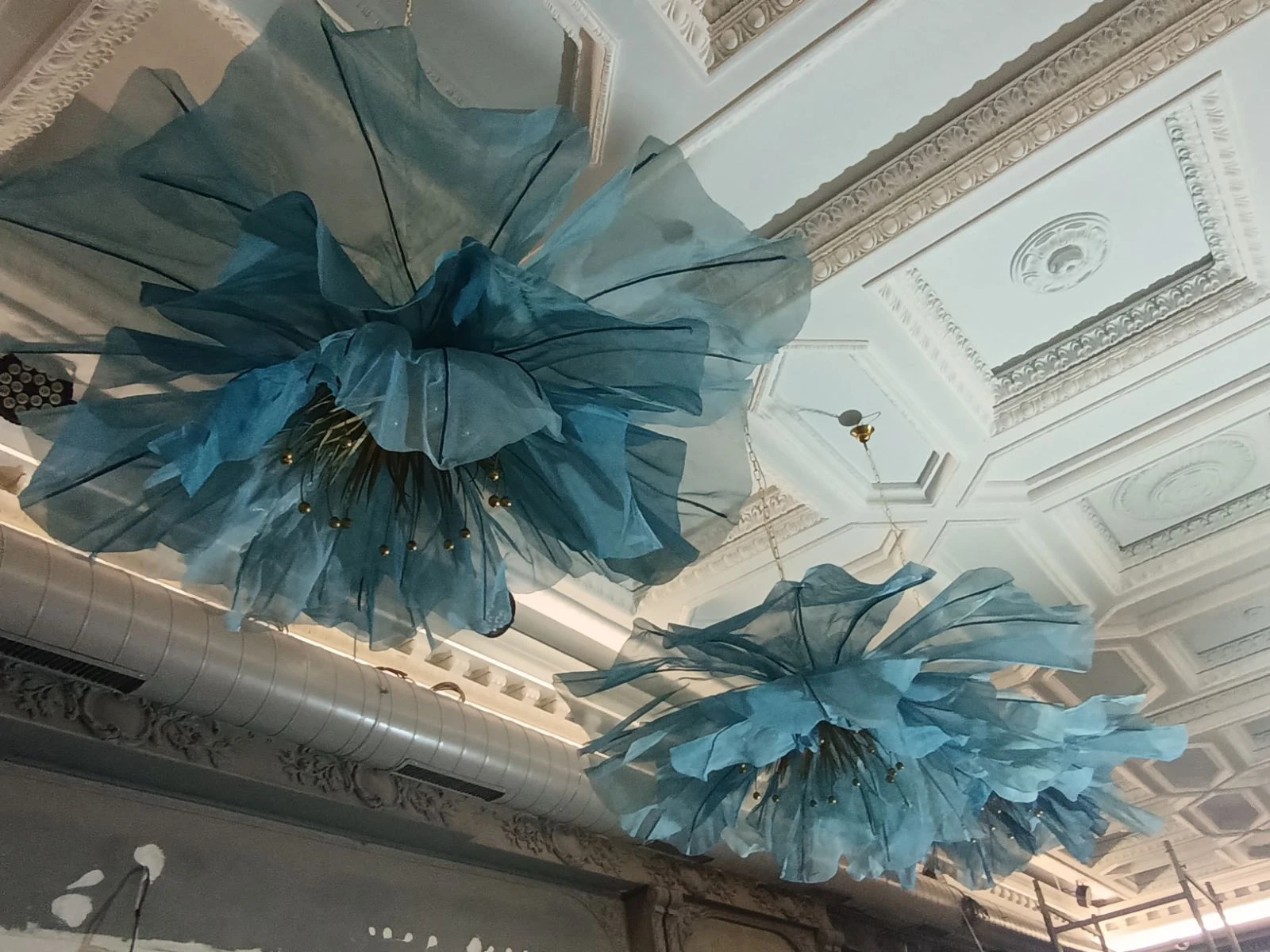 Огромни светещи цветя,Софийска опера, клуб Maestro bar&club Огромни светещи цветя,Софийска опера, клуб Maestro bar&club