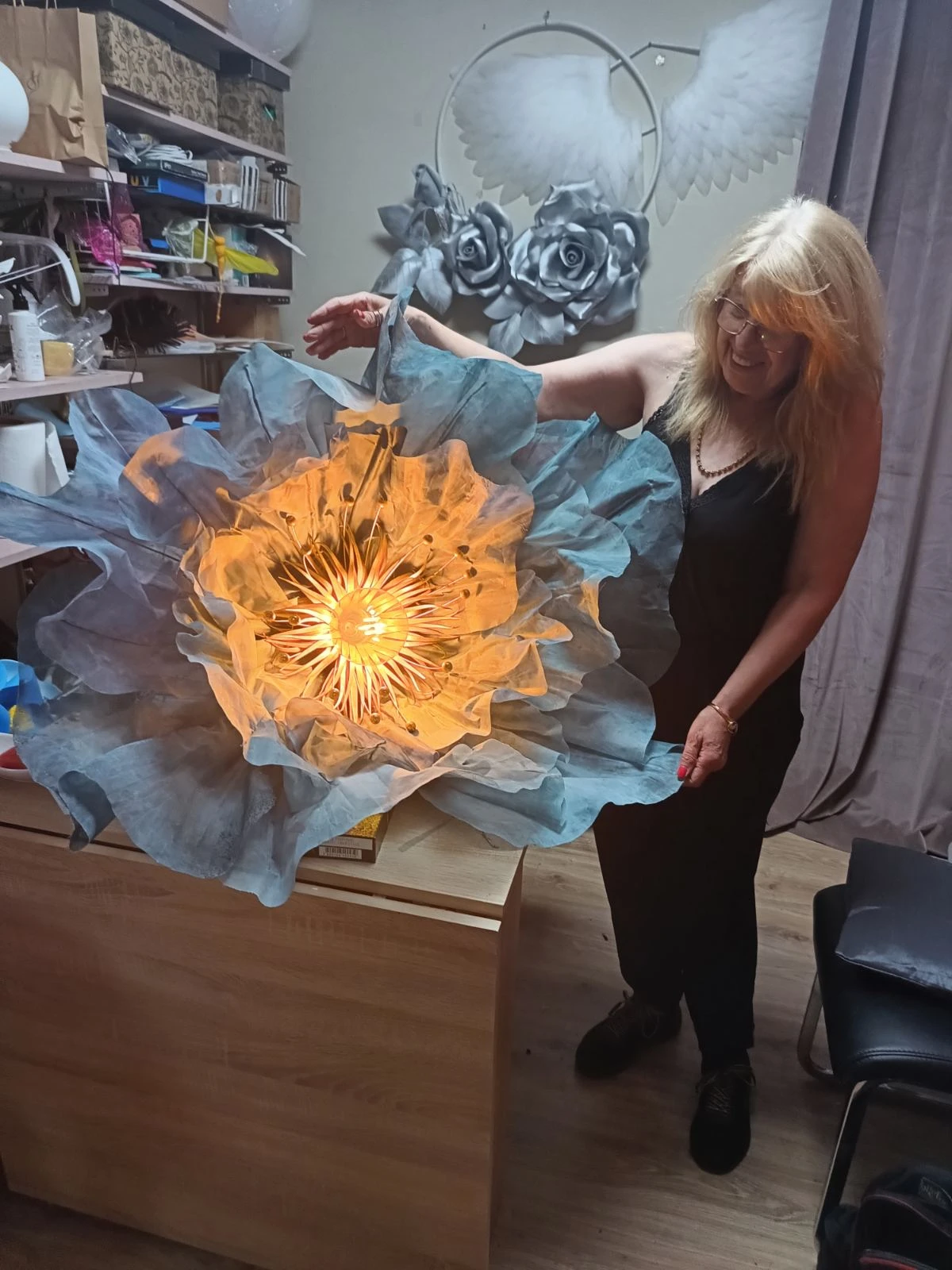 Огромни светещи цветя,Софийска опера, клуб Maestro bar&club Огромни светещи цветя,Софийска опера, клуб Maestro bar&club