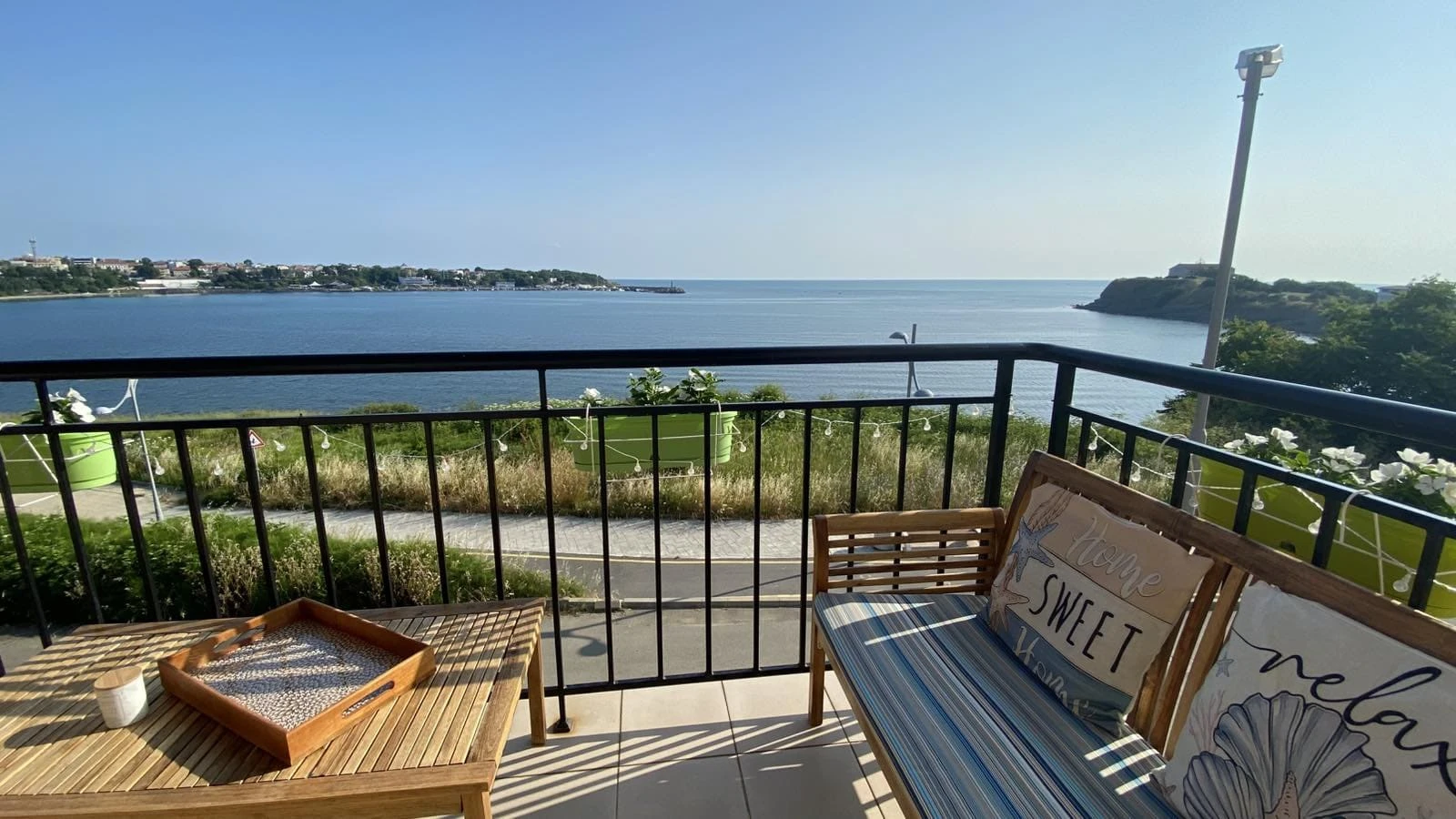 Тераса с панорамна морска гледка – апартамент на първа линия в Царево