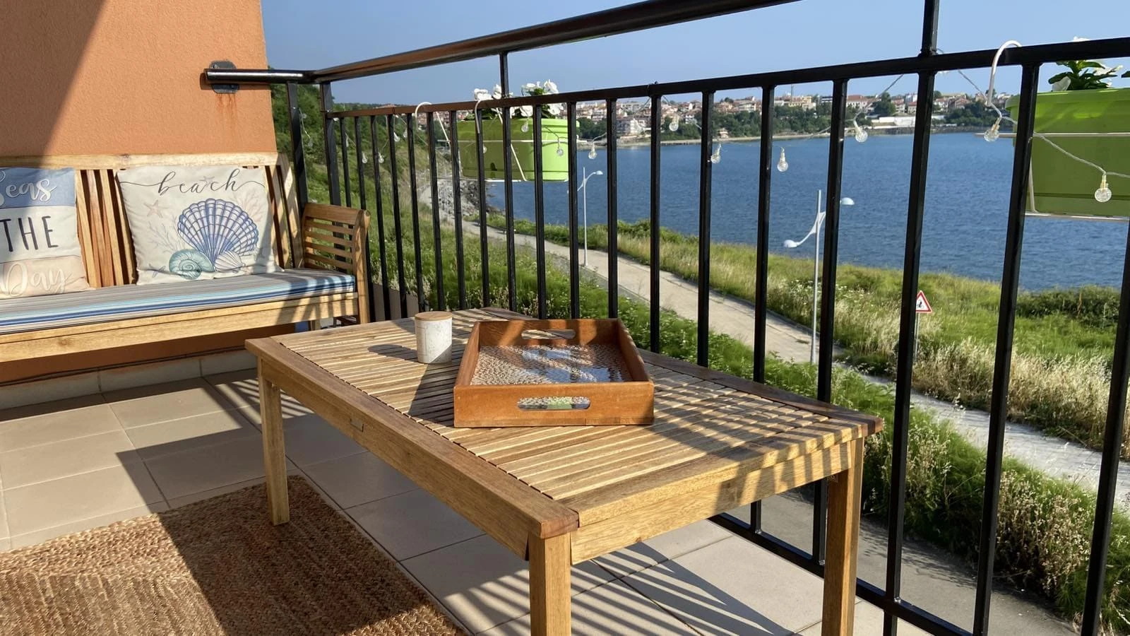 Кът за кафе на тераса с морска гледка – апартамент в Царево