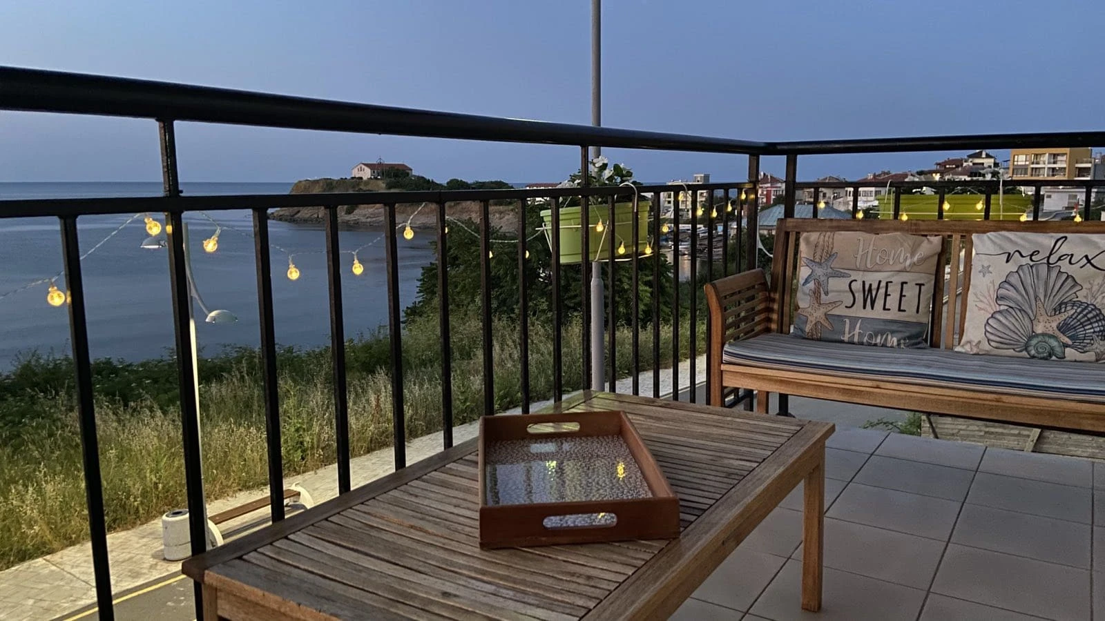 Тераса с морска гледка вечер – апартамент на първа линия в Царево