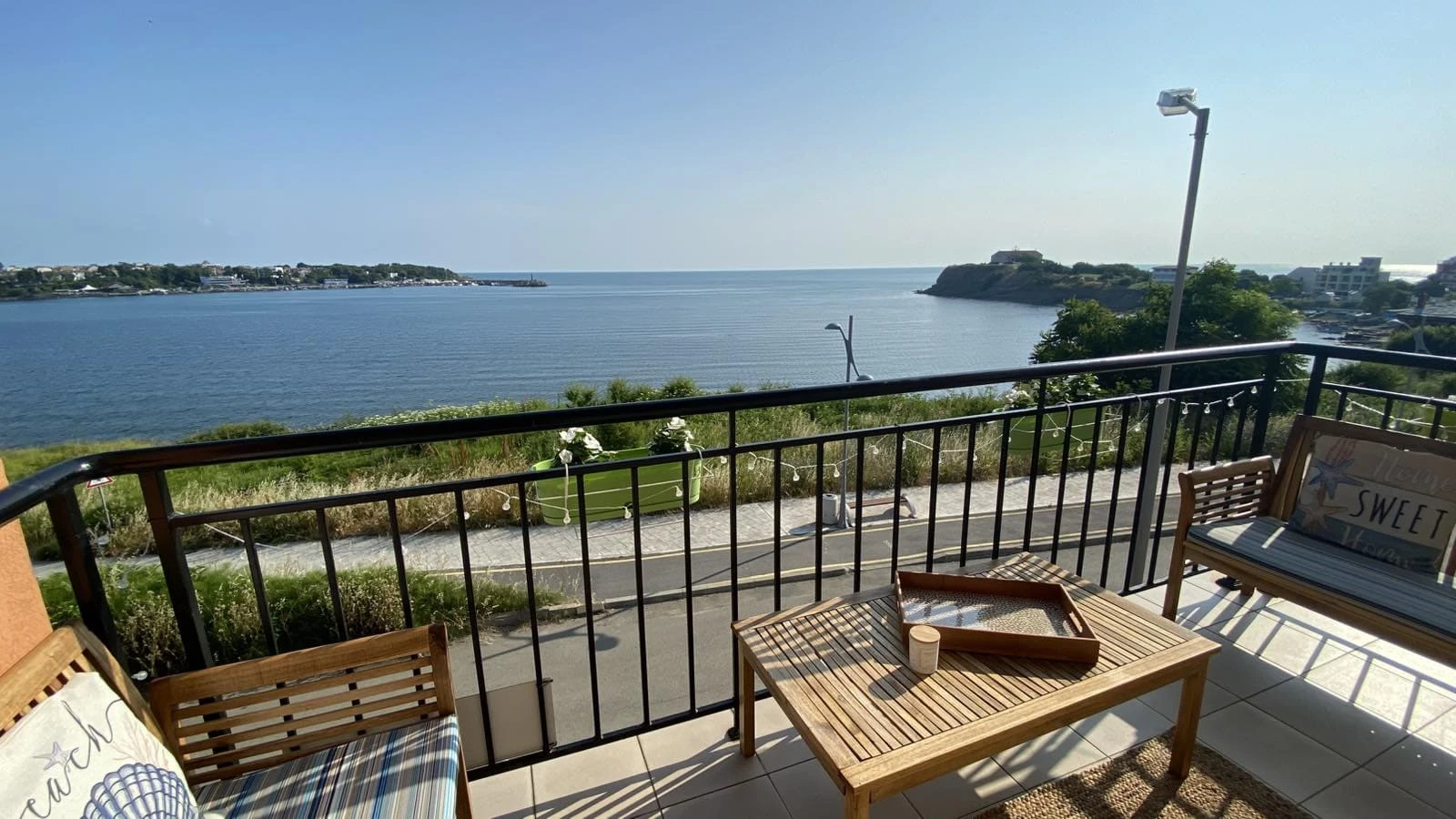 Тераса с изглед към морето и залива на Царево