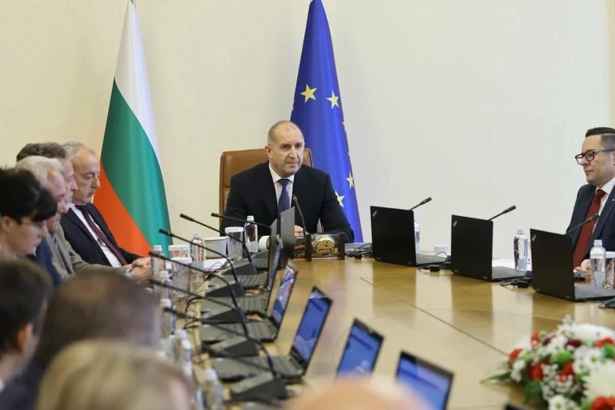 Радев: От днес в МС ще работят денонощен горещ телефон и имейл за сигнали за злоупотреба с власт, корупция и конфликт на интереси