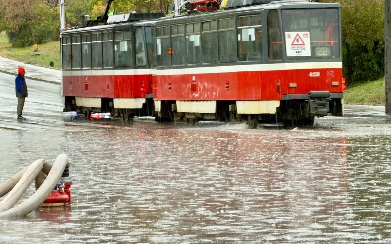 Два дни дъжд и София потъна: Инфраструктурата не пое валежа, шахтите са непочистени