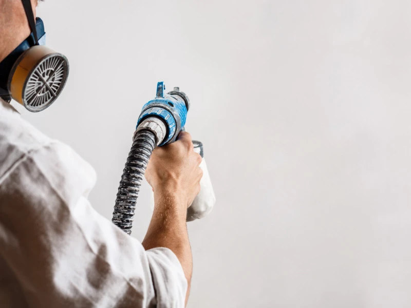 Какво е машинно шпакловане и подходящо ли е за вашия ремонт?