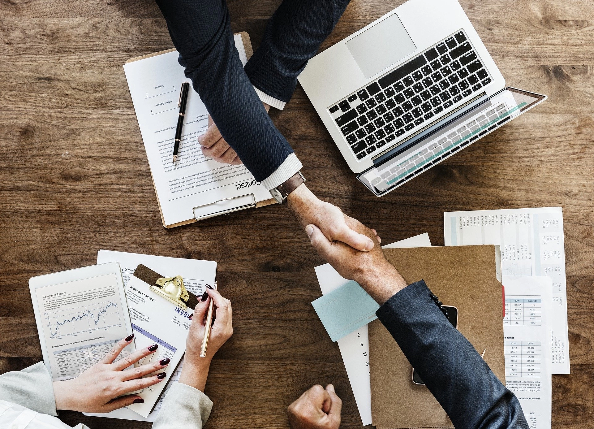 r2-handshake-17487776919141.jpg