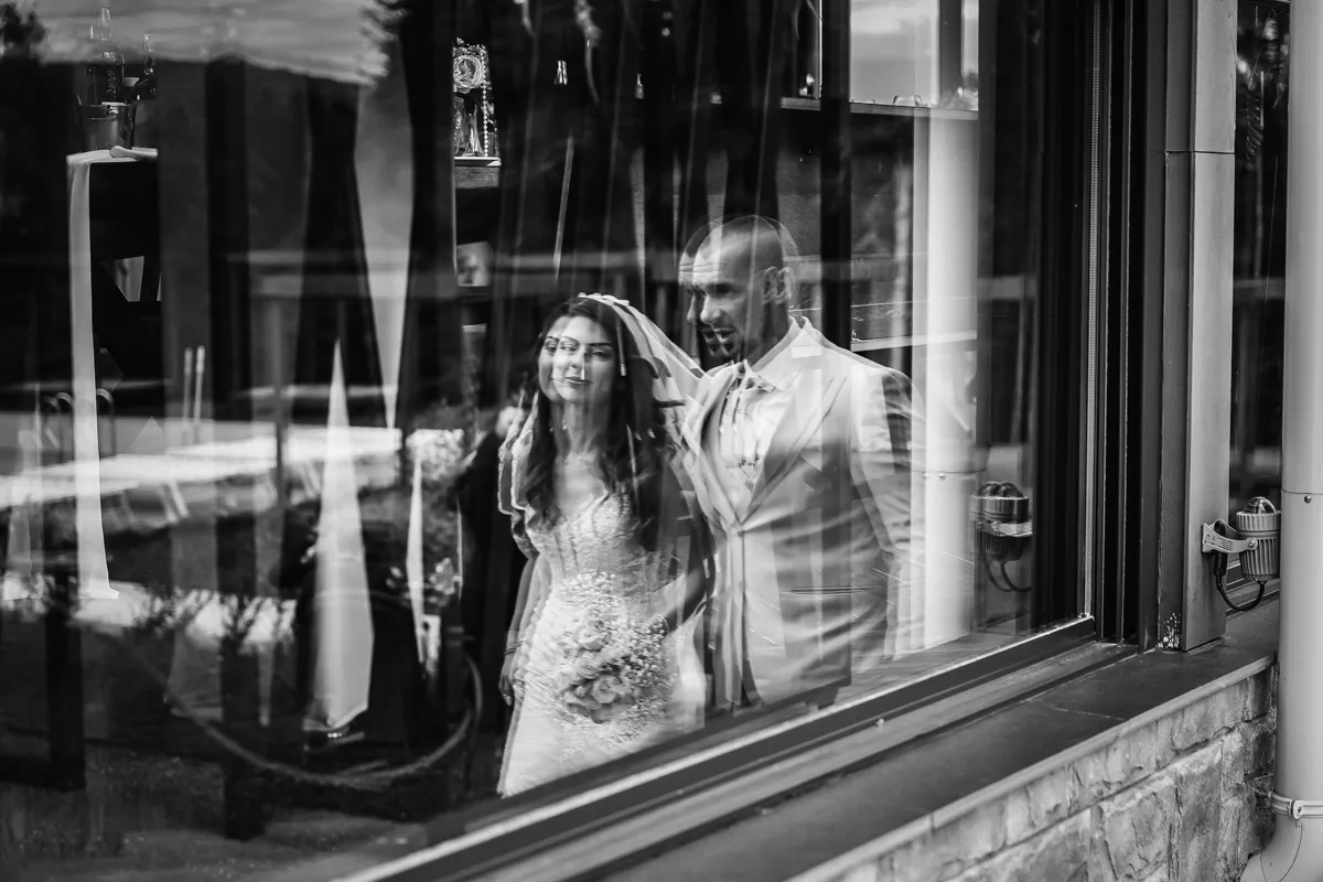 Случаен кадър на булка и младоженец сватбен фотограф дупница fearless photographers