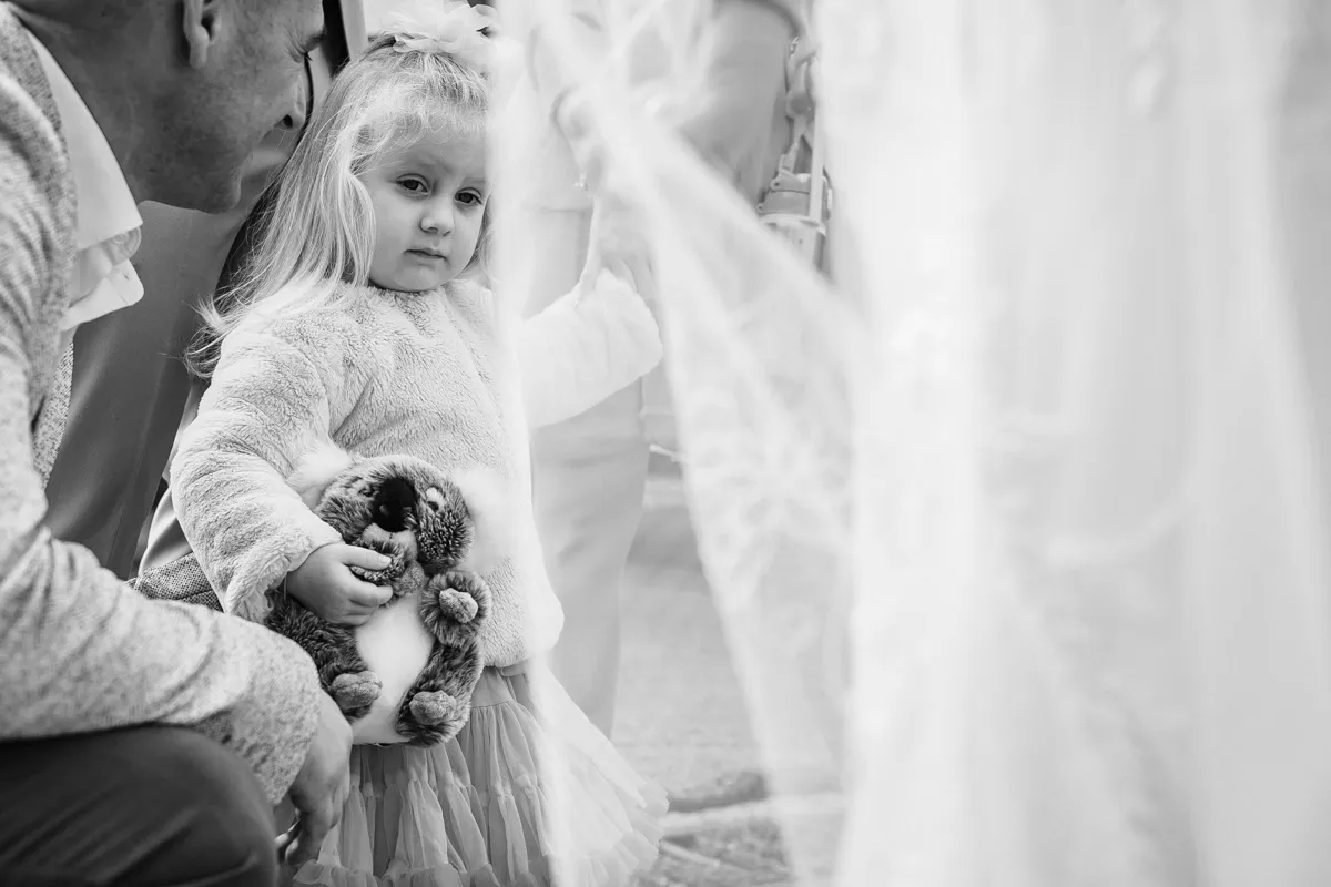 Случаен кадър на дете сватбена фотография