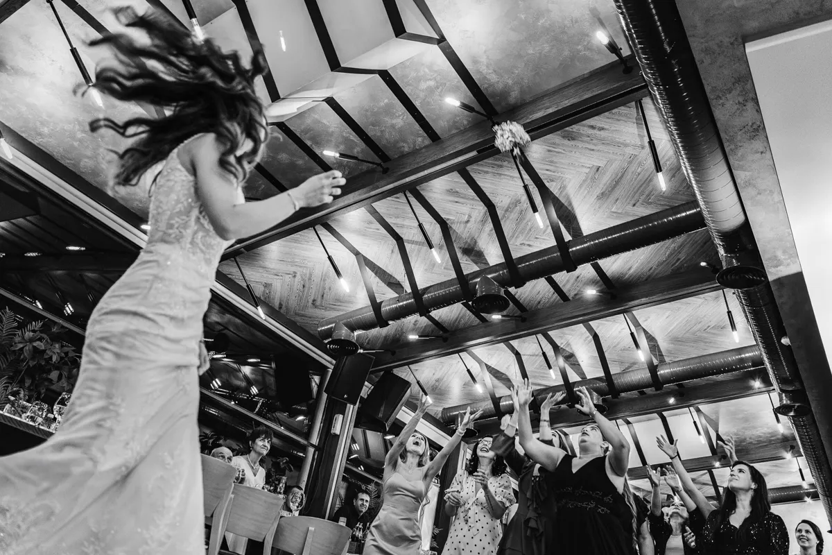 Случаен кадър на хвърляне на букета сватбен фотограф илиян янков fearless photographers