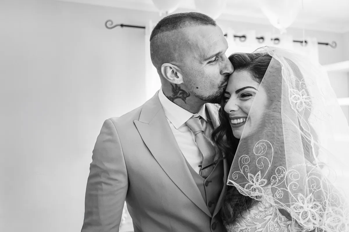 Нежност красива целувка от младоженеца сватбена фотография fearless photographers