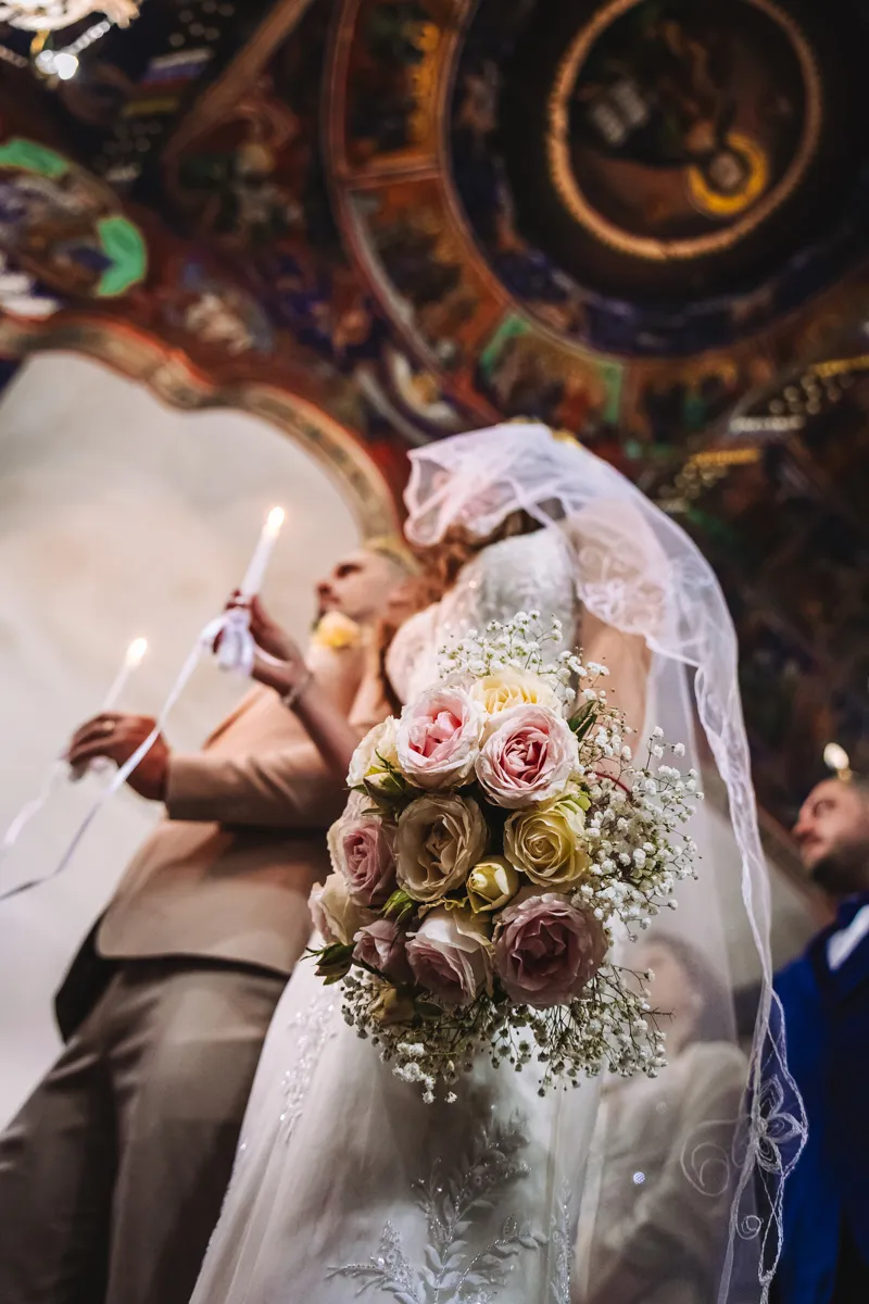 Артистичен детайл от църковен брак сватбен  фотограф дупница