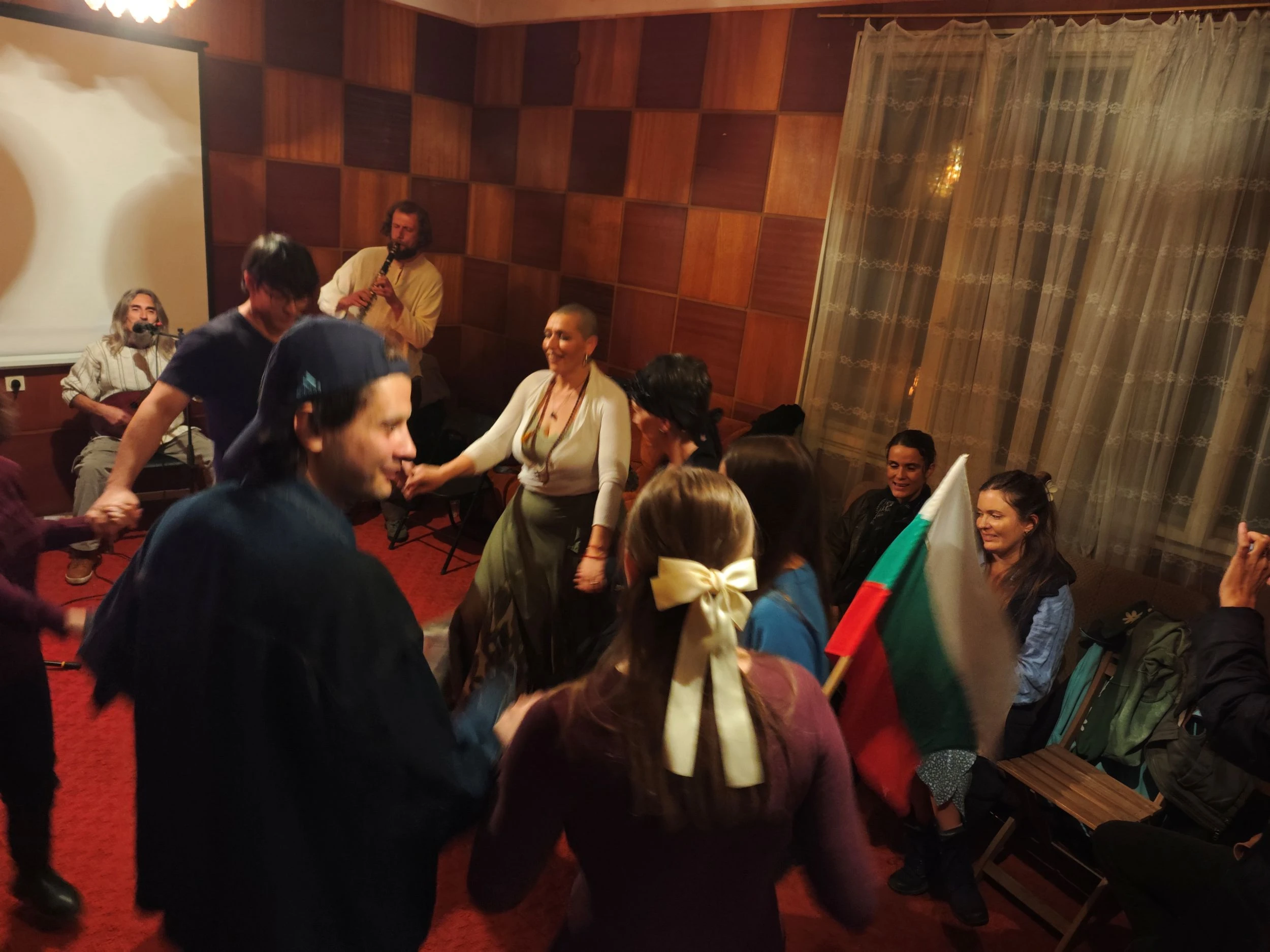 Младежи от 9 европейски държави се хванаха на хорото