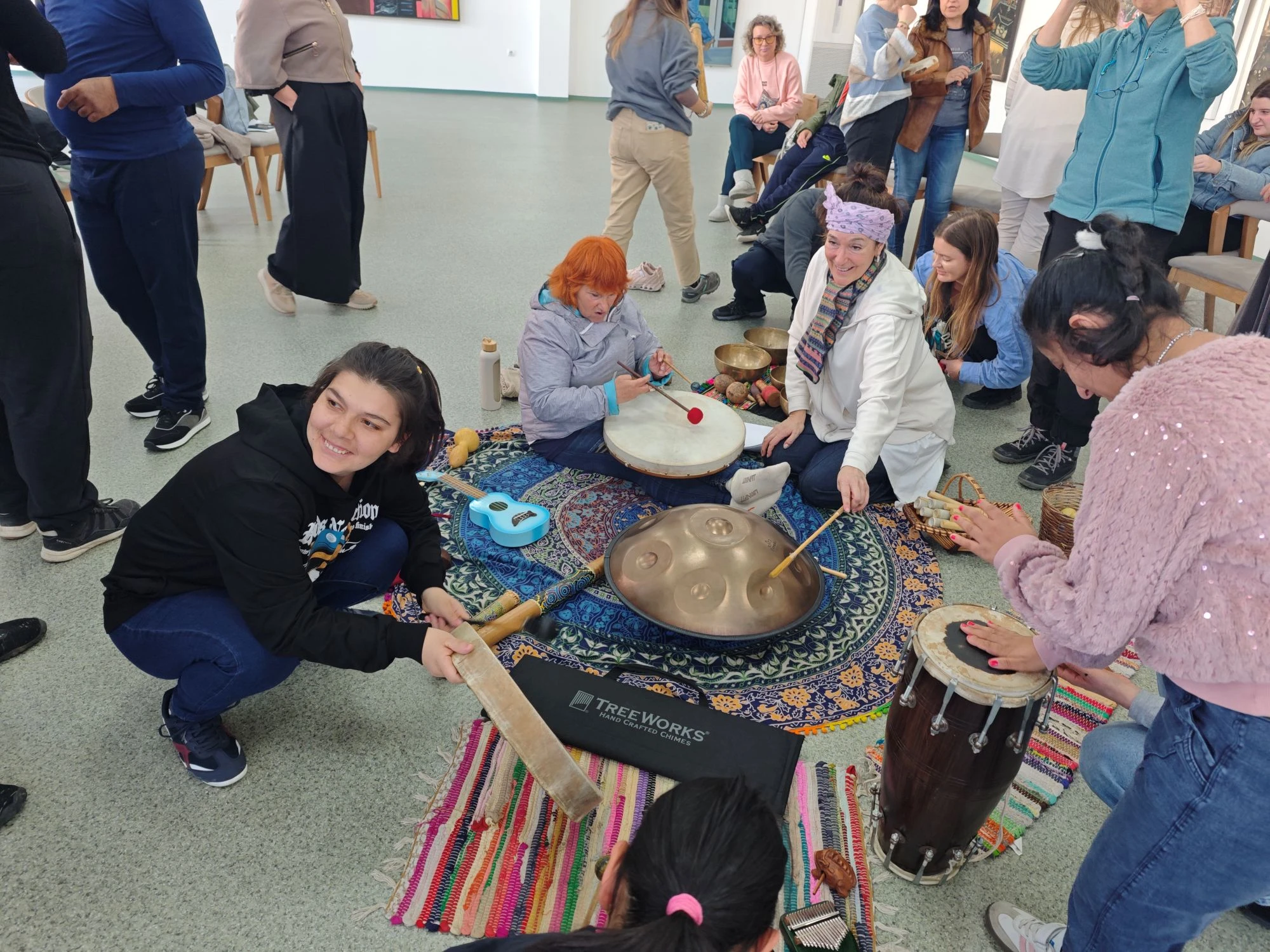 Звукотерапия за младежи с аутизъм в Градската художествена галерия в Благоевград