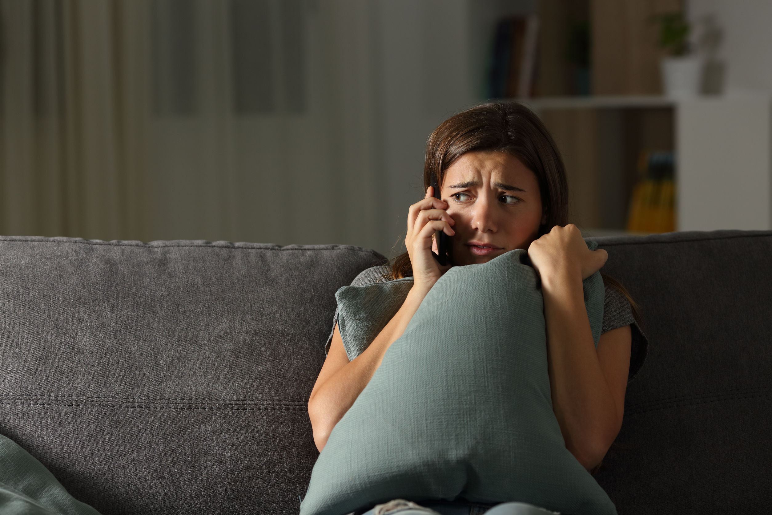 1356-1271-364-r356-scared-woman-calling-phone.jpg